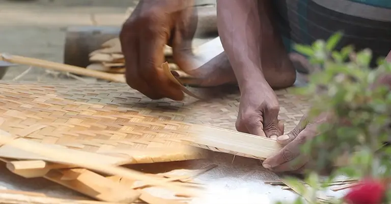 বাঁশ দিয়ে তৈরি করা হচ্ছে বিভিন্ন সামগ্রী